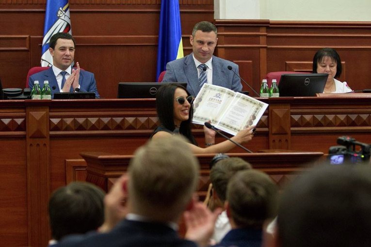Виталий Кличко вручил Джамале диплом почетного жителя Киева