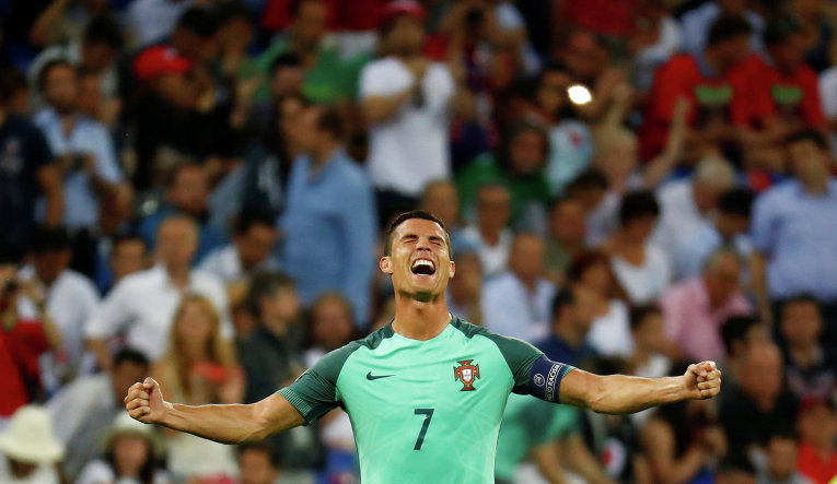 Криштиану Роналду радуется победе сборной Португалии над сборной Уэльса