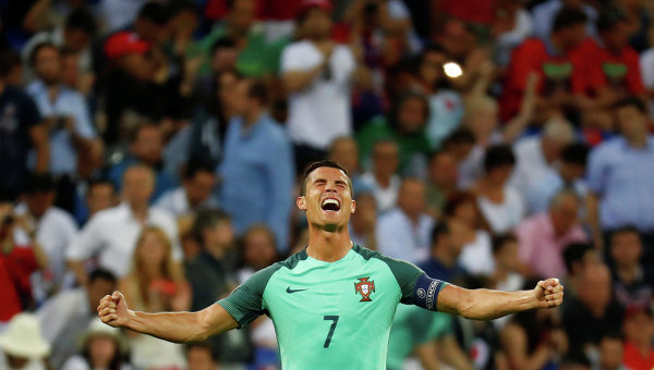 Криштиану Роналду радуется победе сборной Португалии над сборной Уэльса