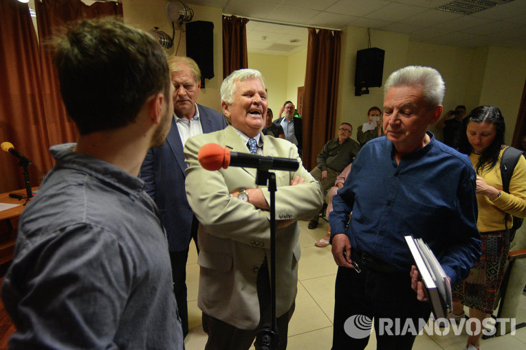 Срыв презентации книги историка Петра Толочко (в центре) в РЦНК в Киеве