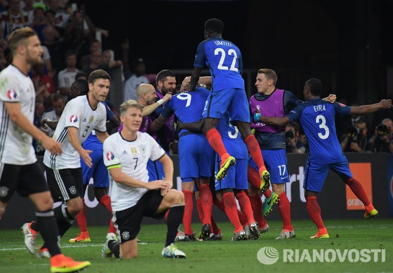 Игроки сборной Франции радуются забитому голу