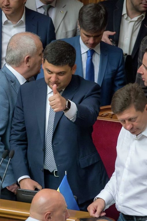 Владимир Гройсман во время блокирования трибуны и президиума Рады 8 июля 2016 года