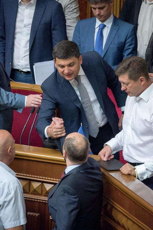 Владимир Гройсман и Андрей Парубий во время блокирования трибуны и президиума Рады 8 июля 2016 года