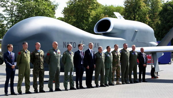 Генеральный секретарь НАТО Столтенберг с официальными лицами и военнослужащими возле беспилотника в Варшаве