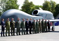 Генеральный секретарь НАТО Столтенберг с официальными лицами и военнослужащими возле беспилотника в Варшаве