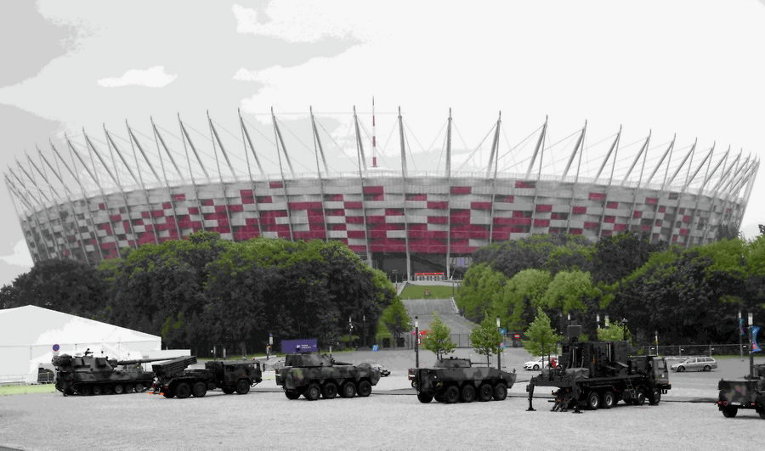 Бронированные военные транспортные средства у Национального стадиона в Варшаве, где проходит саммит НАТО