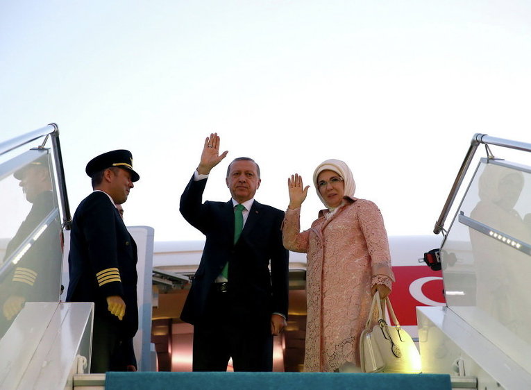 Президент Турции Тайип Эрдоган в сопровождении своей жены Эмине Эрдоган отправляется в Варшаву для участия в саммите НАТО