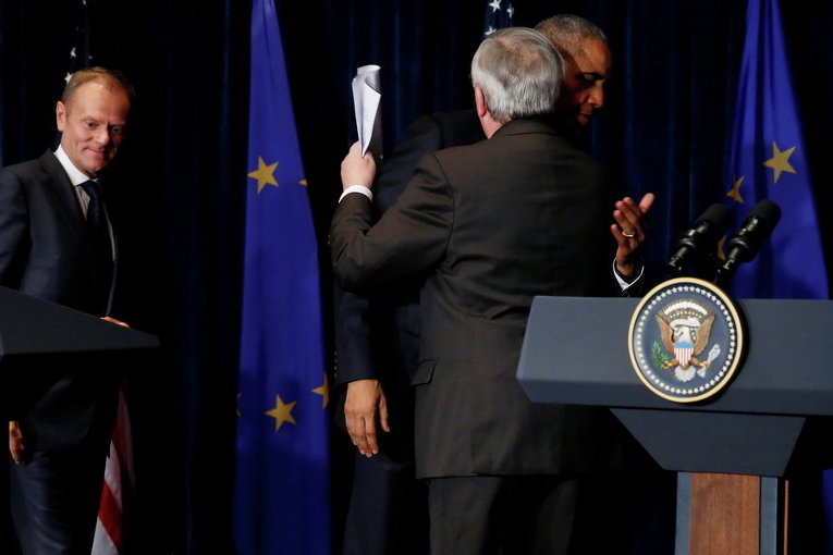 Председатель Европейской комиссии Жан-Клод Юнкер обнимает президента США Барака Обаму, рядом с ними президент Европейского совета Дональд Туск на саммите НАТО в Варшаве