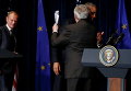 Председатель Европейской комиссии Жан-Клод Юнкер обнимает президента США Барака Обаму, рядом с ними президент Европейского совета Дональд Туск на саммите НАТО в Варшаве