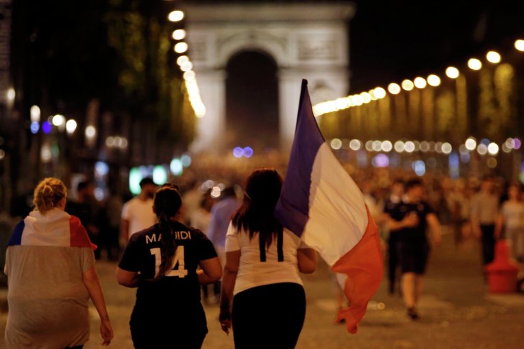 Французские болельщики празднуют выход своей сборной в финал EURO-2016
