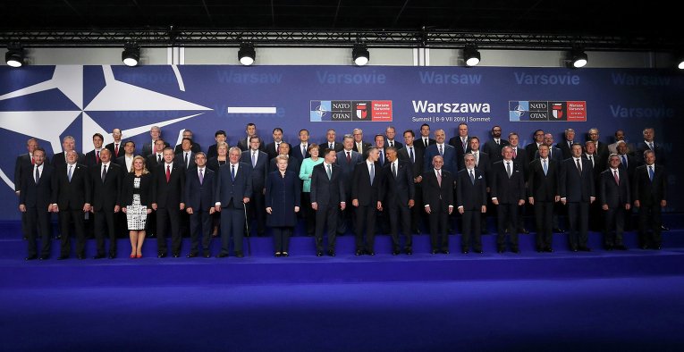 Участники саммита НАТО в Варшаве на официальной фотографии