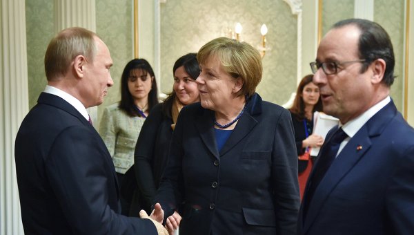 Президент России Владимир Путин, канцлер Германии Ангела Меркель и президент Франции Франсуа Олланд. Архивное фото