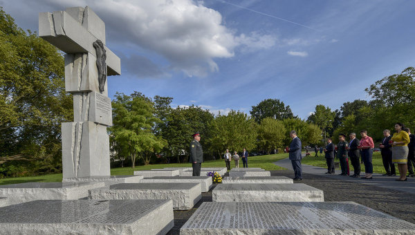 Петр Порошенко в Варшаве отдал дань памяти жертвам Волынской резни