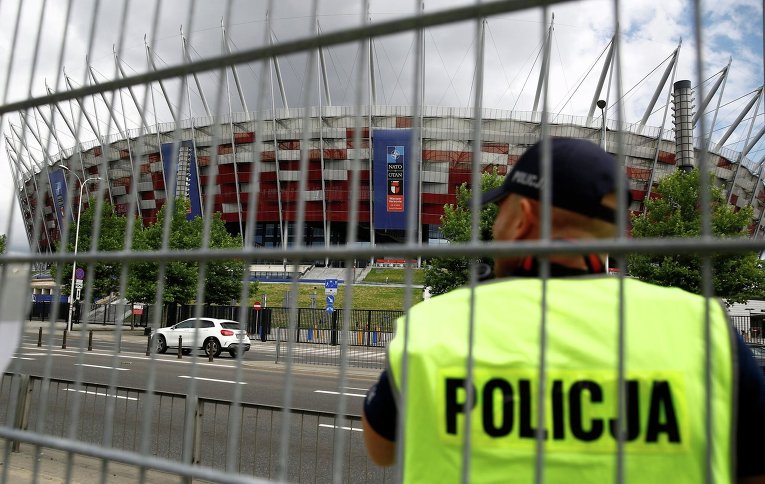 Польский полицейский охраняет Национальный стадион, где проводится саммит НАТО в Варшаве.