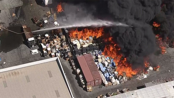 Пожар в центре по переработке отходов в Калифорнии