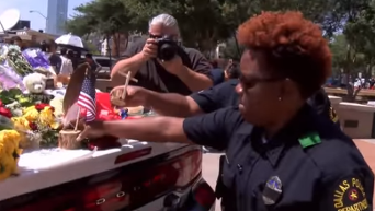В Далласе чтят память погибших полицейских. Видео
