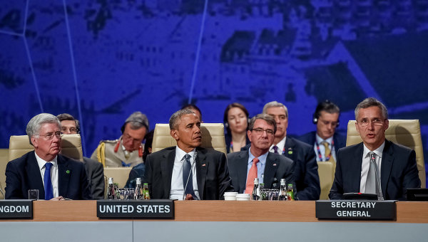 Министр обороны Великобритании Майкл Фэллон, президент США Барак Обама и генеральный секретарь НАТО Йенс Столтенберг (в первом ряду слева направо) на саммите НАТО в Варшаве