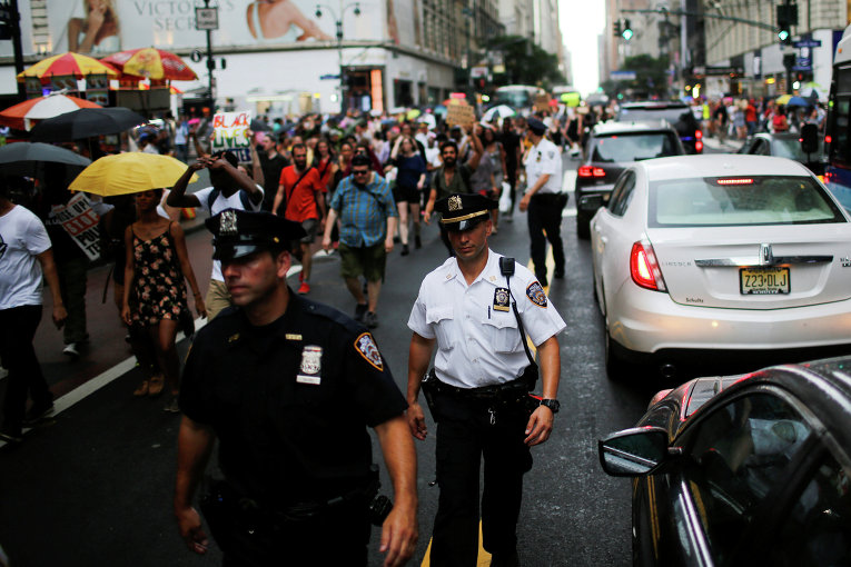 Акции протеста в Нью-Йорке в связи с убийствами полицейскими двух афроамериканцев