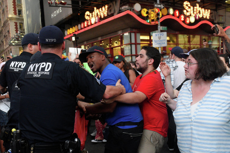 Акции протеста в Нью-Йорке в связи с убийствами полицейскими двух афроамериканцев