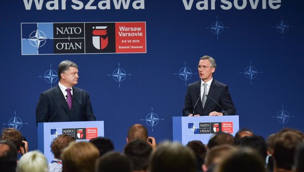 Президент Украины Петр Порошенко (слева) и генеральный секретарь НАТО Йенс Столтенберг во время встречи в рамках саммитс НАТО в Варшаве