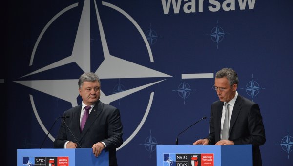 Президент Украины Петр Порошенко (слева) и генеральный секретарь НАТО Йенс Столтенберг во время встречи в рамках саммите НАТО в Варшаве.