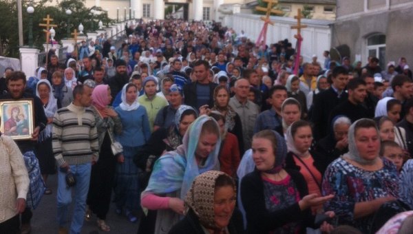 Тысячи верующих УПЦ выходят из Почаевской лавры