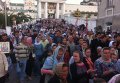 Тысячи верующих УПЦ выходят из Почаевской лавры