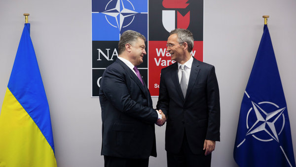 Президент Украины Петр Порошенко (слева) и генеральный секретарь НАТО Йенс Столтенберг во время встречи в рамках саммита НАТО в Варшаве