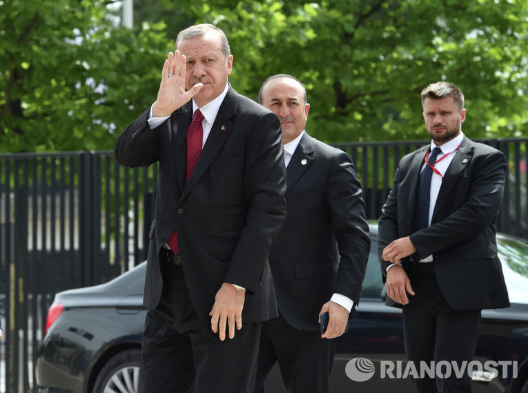 Президент Турции Реджеп Тайип Эрдоган (слева) перед началом саммита НАТО в Варшаве