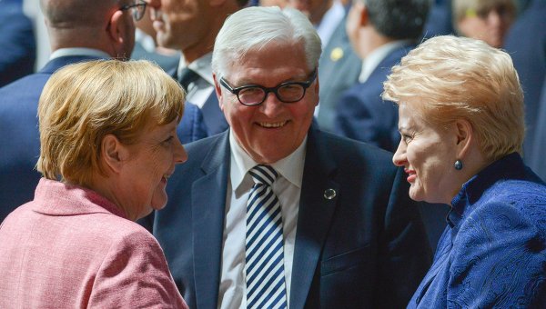 Федеральный канцлер Германии Ангела Меркель, министр иностранных дел Германии Франк-Вальтер Штайнмайер и президент Литвы Даля Грибаускайте (слева направо) на саммите НАТО в Варшаве