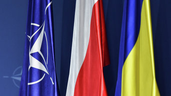 Флаги НАТО, Польши и Украины (слева направо) на саммите НАТО в Варшаве