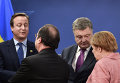 Премьер-министр Великобритании Дэвид Кэмерон, президент Франции Франсуа Олланд, президент Украины Петр Порошенко и федеральный канцлер ФРГ Ангела Меркель (слева направо) перед общим фотографированием на саммите НАТО в Варшаве.