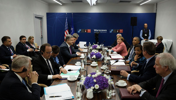 Президент Франции Франсуа Олланд (за столом второй слева), президент Украины Петр Порошенко (за столом четвертый слева), премьер-министр Италии Маттео Ренци (за столом пятый слева) премьер-министр Великобритании Дэвид Кэмерон (второй справа), президент США Барак Обама (за столом четвертый справа) и федеральный канцлер ФРГ Ангела Меркель (за столом пятая справа) во время встречи в рамках саммита НАТО в Варшаве