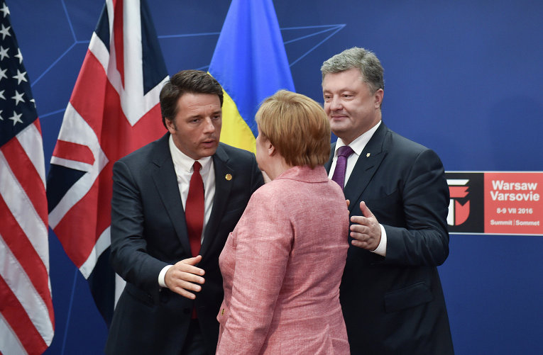 Премьер-министр Италии Маттео Ренци, федеральный канцлер ФРГ Ангела Меркель и президент Украины Петр Порошенко (слева направо) перед общим фотографированием на саммите НАТО в Варшаве