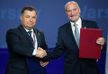 Министр обороны Украины Степан Полторак (слева) и министр обороны Польши Антоний Мацеревич во время подписания соглашения на саммите НАТО в Варшаве