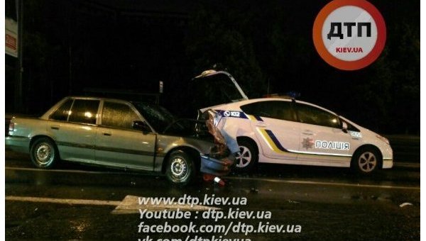 В Киеве в полицейскую машину врезалась Honda