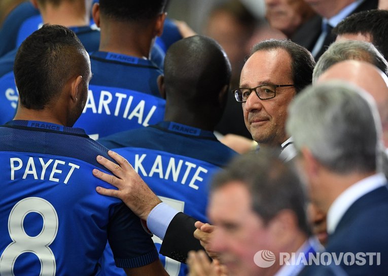 Президент Франции Франсуа Олланд и игроки сборной Франции