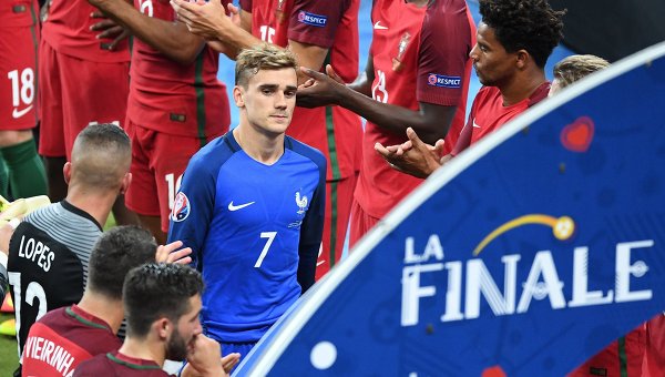 Игрок сборной Франции Антуан Гризманн покидает поле после поражения команды в финальном матче чемпионата Европы по футболу