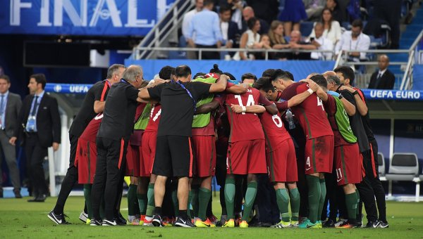 Игроки сборной Португалии после окончания финального матча чемпионата Европы по футболу.