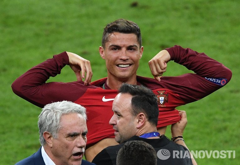 Игрок сборной Португалии Криштиану Роналду после окончания финального матча.