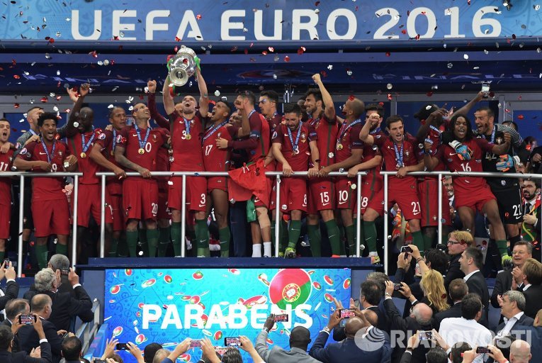 Игроки сборной Португалии на церемонии награждения чемпионата Европы по футболу - 2016 после финального матча между сборными командами Португалии и Франции.