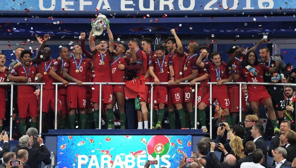 Игроки сборной Португалии на церемонии награждения чемпионата Европы по футболу - 2016 после финального матча между сборными командами Португалии и Франции.