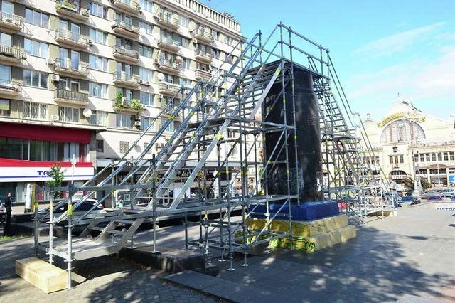 На месте памятника Ленину на Бессарабке в Киеве появилась арт-инсталяция