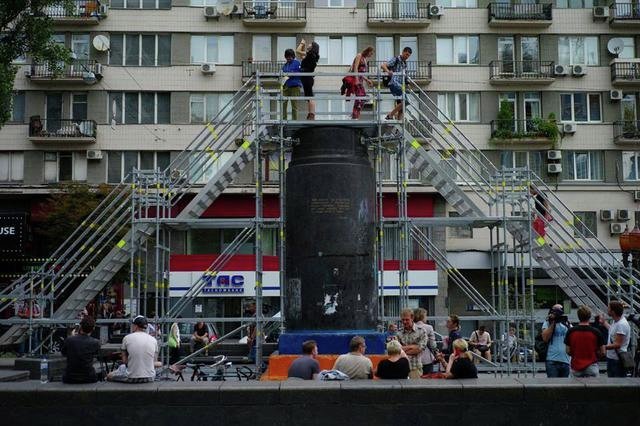 На месте памятника Ленину на Бессарабке в Киеве появилась арт-инсталяция