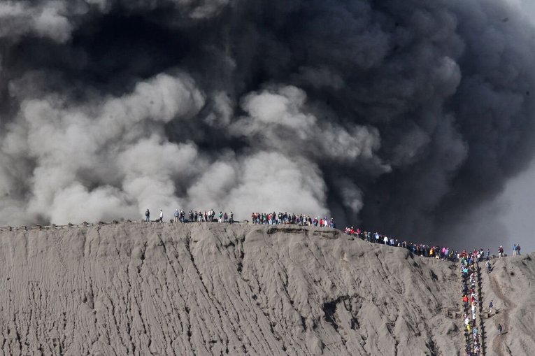 Люди на краю кратера