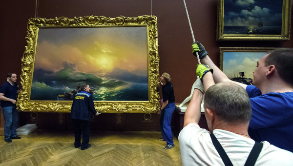 Демонтаж экспозиции произведений И. К. Айвазовского для отправки на выставку в Третьяковскую галерею