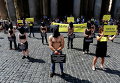 Акция протеста Amnesty International в центре Рима, Италия