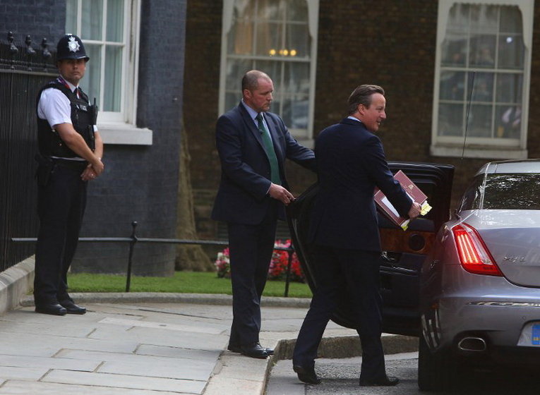 Премьер-министр Великобритании Дэвид Кэмерон покидает Даунинг стрит, 10 в Лондоне