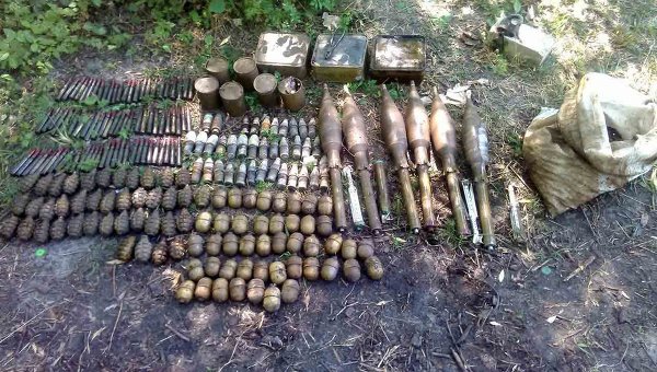 В Луганской области со дна реки Айдар подняли большой арсенал взрывоопасных боеприпасов