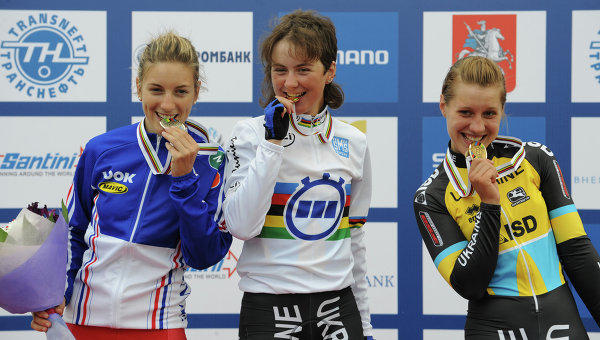 Слева направо: Полин Ферран Прево (2-е место, Франция), Анна Соловей (1-е место, Украина) и Елизавета Ошуркова (3-е место, Украина). Чемпионат мира по велоспорту среди юниоров